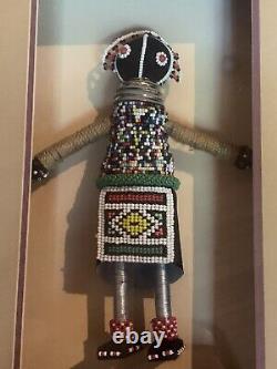 Art populaire africain : poupée Ndebele en perles dans une boîte d'ombre ! Fabriquée par Sean Caulfield