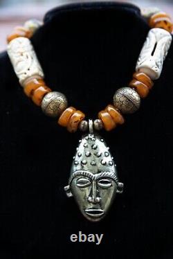 Collier Ethnique Déclaration en Os Sculpté Tribal avec Masque Africain Vintage Adea