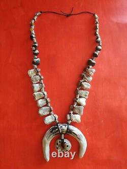 Collier ethnique amérindien primitif de la tribu Cherokee avec pendentif en dents K