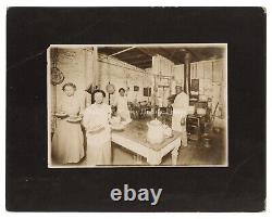 Cuisine intérieure d'une cuisinière afro-américaine des années 1910 avec des serveuses - Photo