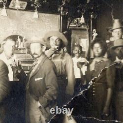 Intérieur de salon intégré avec des clients afro-américains noirs, photo rare vers 1900