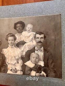 Jeune nourrice américaine africaine & famille Wright identifiée, Cochran, Géorgie 1900s.
