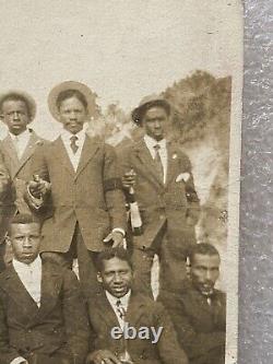 Lot de plus de 20 photos et cartes postales du début du 20e siècle d'Africains-Américains.