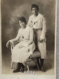 Lot de plus de 20 photos et cartes postales du début du 20e siècle d'Africains-Américains.