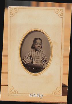 Mignonne photo ancienne d'une petite fille afro-américaine en teinture sur fer, américana noire des années 1800.