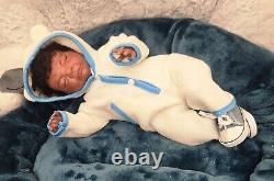 Nouveau-né prématuré poupée garçon endormi afro-américain prêt à être expédié