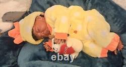 Nouveau-né prématuré poupée garçon endormi afro-américain prêt à être expédié