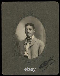 Photo ancienne d'un homme afro-américain datée de St. Louis 1903. Belle photo en noir et blanc.