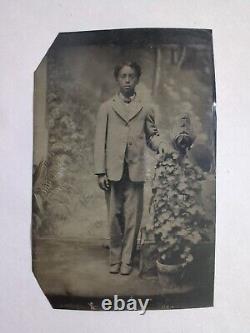 Photo ancienne d'un jeune garçon afro-américain en ferrotype des années 1800 en Amérique noire.