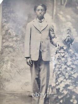 Photo ancienne d'un jeune garçon afro-américain en ferrotype des années 1800 en Amérique noire.