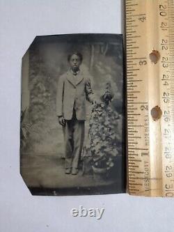 Photo ancienne d'un jeune garçon afro-américain en ferrotype des années 1800 en Amérique noire.