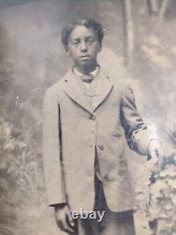 Photo ancienne d'un jeune garçon afro-américain en ferrotype des années 1800 en Amérique noire.