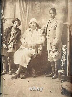 Photo antique d'une famille afro-américaine de la fin des années 1800, mère et enfants, image originale.