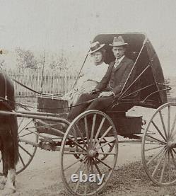 Photo d'armoire ancienne d'un couple afro-américain en calèche tirée par un cheval à Upsala, Minn.