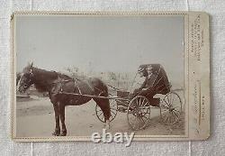 Photo d'armoire ancienne d'un couple afro-américain en calèche tirée par un cheval à Upsala, Minn.