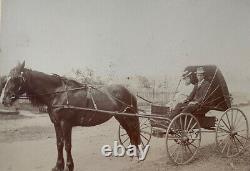 Photo d'armoire ancienne d'un couple afro-américain en calèche tirée par un cheval à Upsala, Minn.