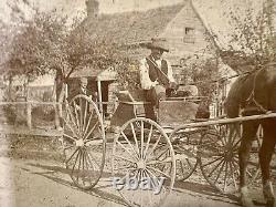 Photo d'un homme afro-américain conduisant une calèche tirée par des chevaux au 19ème siècle sur une carte de visite antique