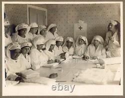 Photo des infirmières afro-américaines de la Croix-Rouge des années 1920 roulant des bandages vintage