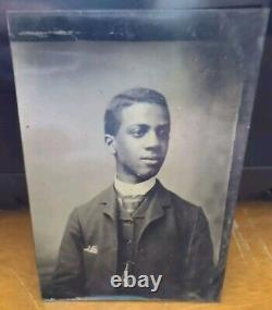 Portrait au tintype d'un homme afro-américain - Photo ancienne des années 1800 dans le style Americana noire.