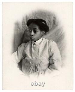 Portrait photo d'une jeune fille afro-américaine fortunée de l'époque victorienne des années 1900.