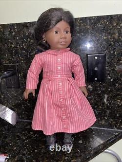 Poupée American Girl Addy datant des années 90 avec tenue d'origine uniquement exposée.