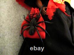 Poupée de Reine Vaudou Africaine Vintage avec squelette + sac d'araignée en très bon état.