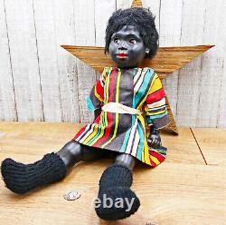 Poupée en plastique dur noir 18 pouces Afro-Américaine vers 1950 Yeux en verre Robe primitive