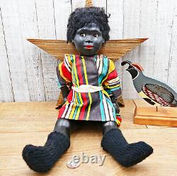 Poupée en plastique dur noir 18 pouces Afro-Américaine vers 1950 Yeux en verre Robe primitive