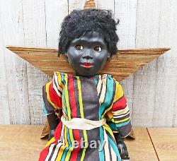 Poupée en plastique dur noir 18 pouces Afro-Américaine vers 1950 Yeux en verre Robe primitive