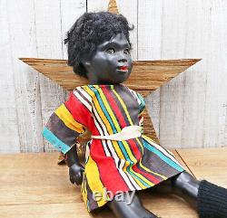 Poupée en plastique dur noir 18 pouces Afro-Américaine vers 1950 Yeux en verre Robe primitive