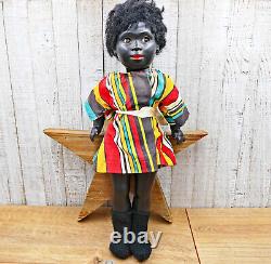 Poupée en plastique dur noir 18 pouces Afro-Américaine vers 1950 Yeux en verre Robe primitive