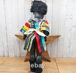 Poupée en plastique dur noir 18 pouces Afro-Américaine vers 1950 Yeux en verre Robe primitive