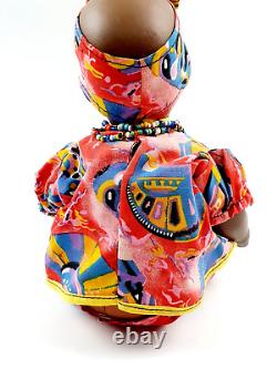 Poupée en porcelaine africaine en vêtements traditionnels et collier de 30cm