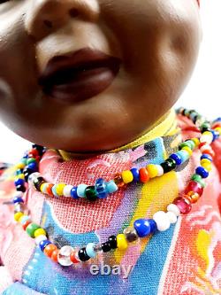 Poupée en porcelaine africaine en vêtements traditionnels et collier de 30cm