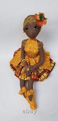 Poupée en tissu unique faite à la main, africaine américaine à la peau noire et foncée. Francis no. 368