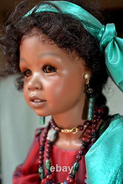 Poupées de porcelaine afro-américaines - ZOBE avec boucles d'oreilles et longues perles - Frances Lynne