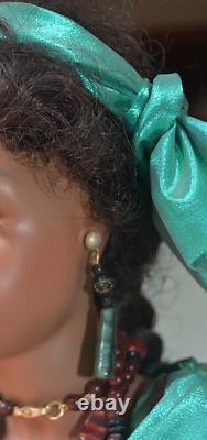 Poupées de porcelaine afro-américaines - ZOBE avec boucles d'oreilles et longues perles - Frances Lynne