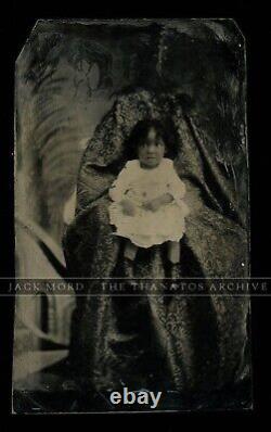Rare photo ancienne de type 'tintype' d'une jeune fille afro-américaine avec sa mère cachée.
