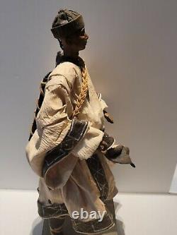 Sculpture de guerrier tribal d'art populaire afro-américain en argile et médias mixtes