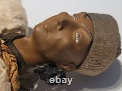 Sculpture de guerrier tribal d'art populaire afro-américain en argile et médias mixtes