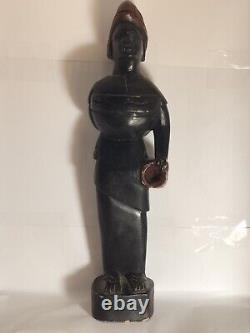 Sculpture sculptée à la main d'une femme africaine