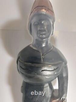 Sculpture sculptée à la main d'une femme africaine