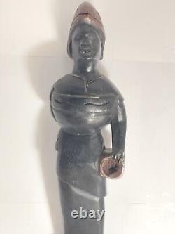 Sculpture sculptée à la main d'une femme africaine