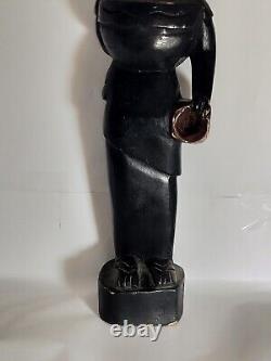 Sculpture sculptée à la main d'une femme africaine