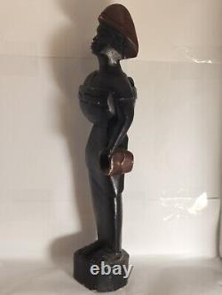 Sculpture sculptée à la main d'une femme africaine