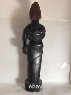 Sculpture sculptée à la main d'une femme africaine