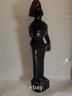 Sculpture sculptée à la main d'une femme africaine