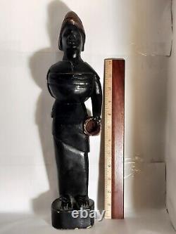 Sculpture sculptée à la main d'une femme africaine