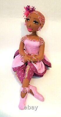 Tenue rose perlée Poupée de chiffon afro-américaine faite à la main unique en son genre. No. 377 Rahema