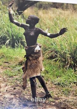 Tribu africaine Omo, 23 photographies encadrées, 2 jeunes femmes dansent et se donnent la main haut, Sud-Ouest de l'Éthiopie.